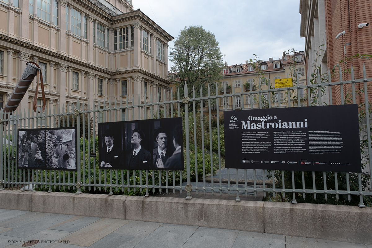 _DSF4004.jpg - 20/09/2024. Torino. A cento anni dalla sua nascita, il Museo Nazionale del Cinema di Torino e Distretto Cinema rendono omaggio a Marcello Mastroianni, uno dei volti del cinema italiano piÃ¹ conosciuti a livello internazionale. Nella foto l'allestimento della mostra sulla cancellata storica della Mole Antonelliana