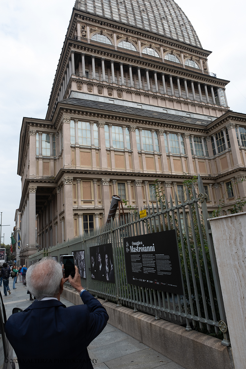 _DSF4008.jpg - 20/09/2024. Torino. A cento anni dalla sua nascita, il Museo Nazionale del Cinema di Torino e Distretto Cinema rendono omaggio a Marcello Mastroianni, uno dei volti del cinema italiano piÃ¹ conosciuti a livello internazionale. Nella foto l'allestimento della mostra sulla cancellata storica della Mole Antonelliana