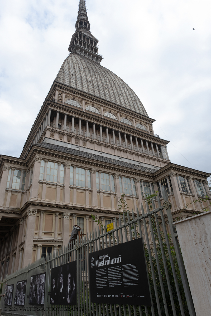 _DSF4016.jpg - 20/09/2024. Torino. A cento anni dalla sua nascita, il Museo Nazionale del Cinema di Torino e Distretto Cinema rendono omaggio a Marcello Mastroianni, uno dei volti del cinema italiano piÃ¹ conosciuti a livello internazionale. Nella foto l'allestimento della mostra sulla cancellata storica della Mole Antonelliana