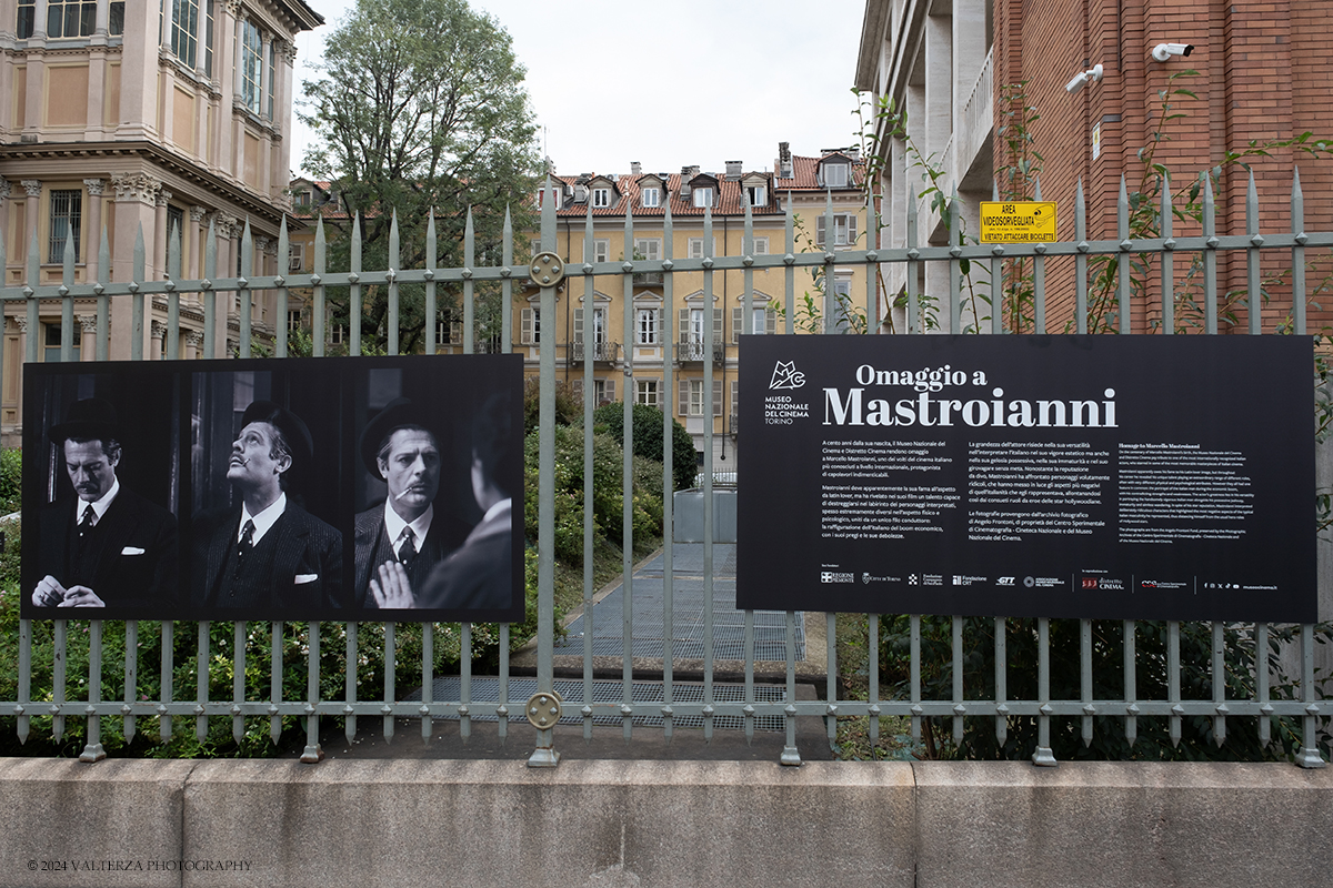 _DSF4023.jpg - 20/09/2024. Torino. A cento anni dalla sua nascita, il Museo Nazionale del Cinema di Torino e Distretto Cinema rendono omaggio a Marcello Mastroianni, uno dei volti del cinema italiano piÃ¹ conosciuti a livello internazionale. Nella foto l'allestimento della mostra sulla cancellata storica della Mole Antonelliana