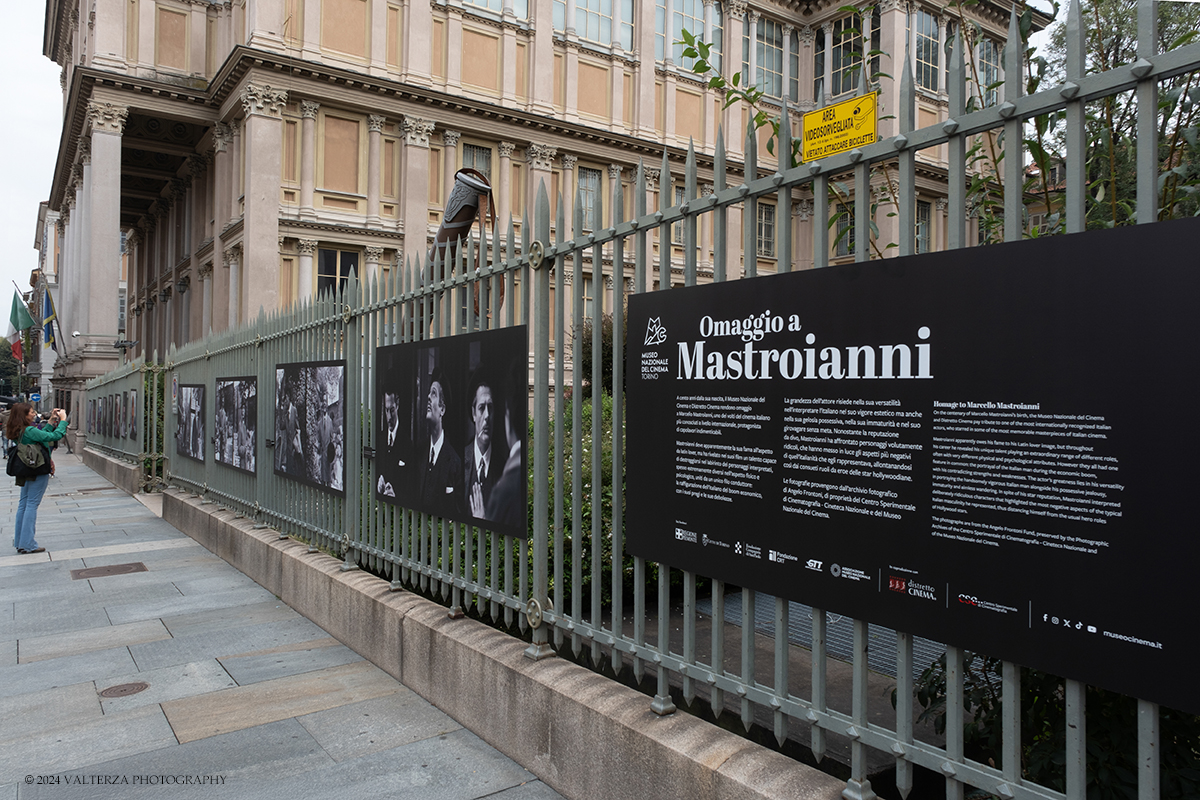 _DSF4025.jpg - 20/09/2024. Torino. A cento anni dalla sua nascita, il Museo Nazionale del Cinema di Torino e Distretto Cinema rendono omaggio a Marcello Mastroianni, uno dei volti del cinema italiano piÃ¹ conosciuti a livello internazionale. Nella foto l'allestimento della mostra sulla cancellata storica della Mole Antonelliana