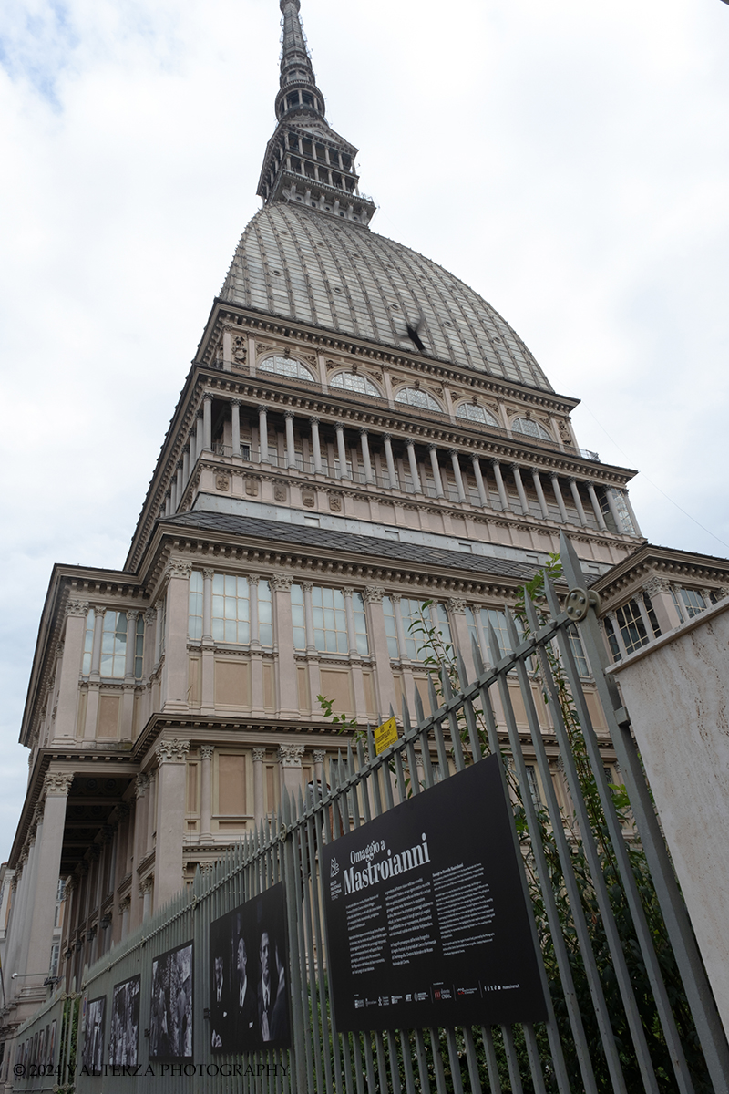 _DSF4028.jpg - 20/09/2024. Torino. A cento anni dalla sua nascita, il Museo Nazionale del Cinema di Torino e Distretto Cinema rendono omaggio a Marcello Mastroianni, uno dei volti del cinema italiano piÃ¹ conosciuti a livello internazionale. Nella foto l'allestimento della mostra sulla cancellata storica della Mole Antonelliana