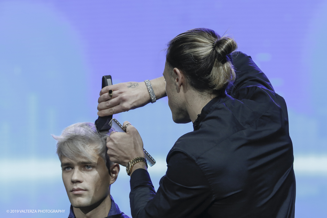 _X9B3346.jpg - 17/11/2019. Torino. Gli On Hair Show nascono dieci anni fa dallâ€™esperienza nel settore di Cosmoprof Worldwide Bologna. Oggi rappresentano l'unico evento italiano interamente dedicato agli hairstylist. Nella foto lo Show di Leonardo Rizzo e ed il team Akademia per Alter Ego Italy