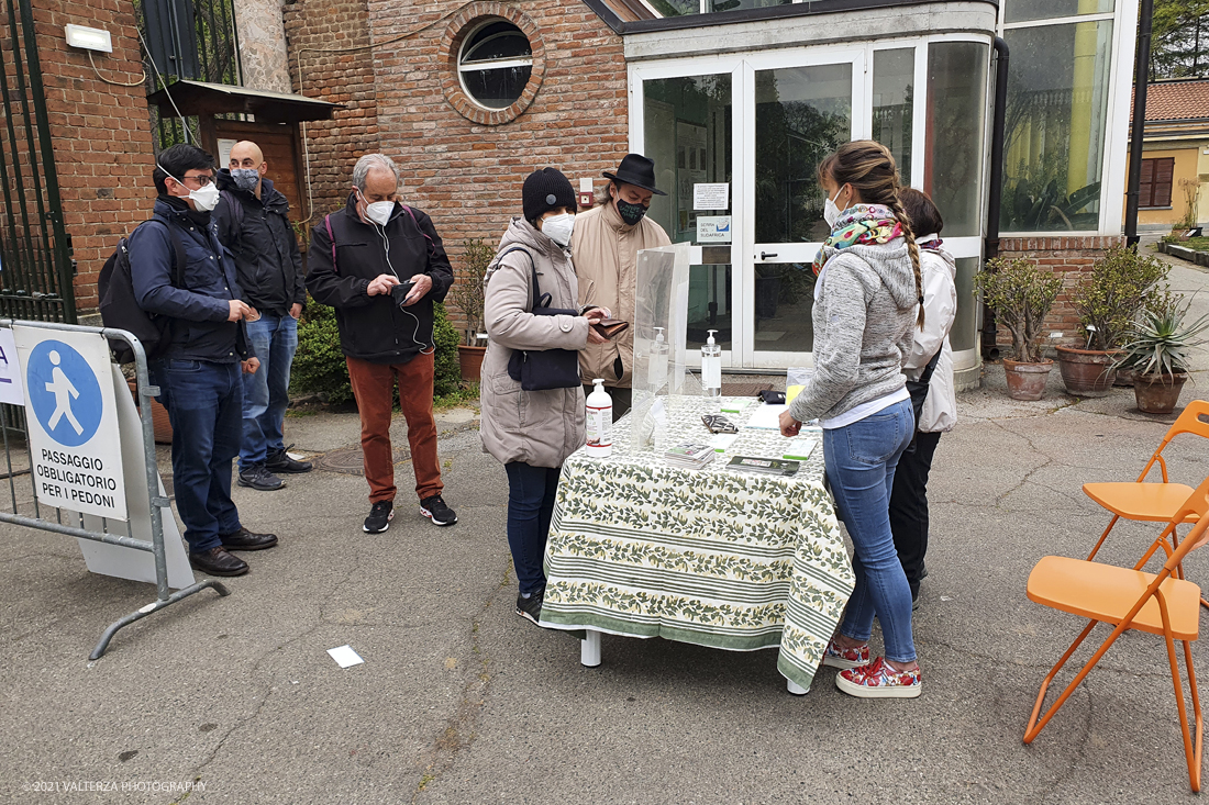 20210410_150537.jpg - Visita all'orto Botanico in occasione dell'apertura per la  Mostra mercato di piante riprodotte nell'Orto Botanico. Nella foto, in coda per l'ngressso al giardino ed alla Mostra mercato.