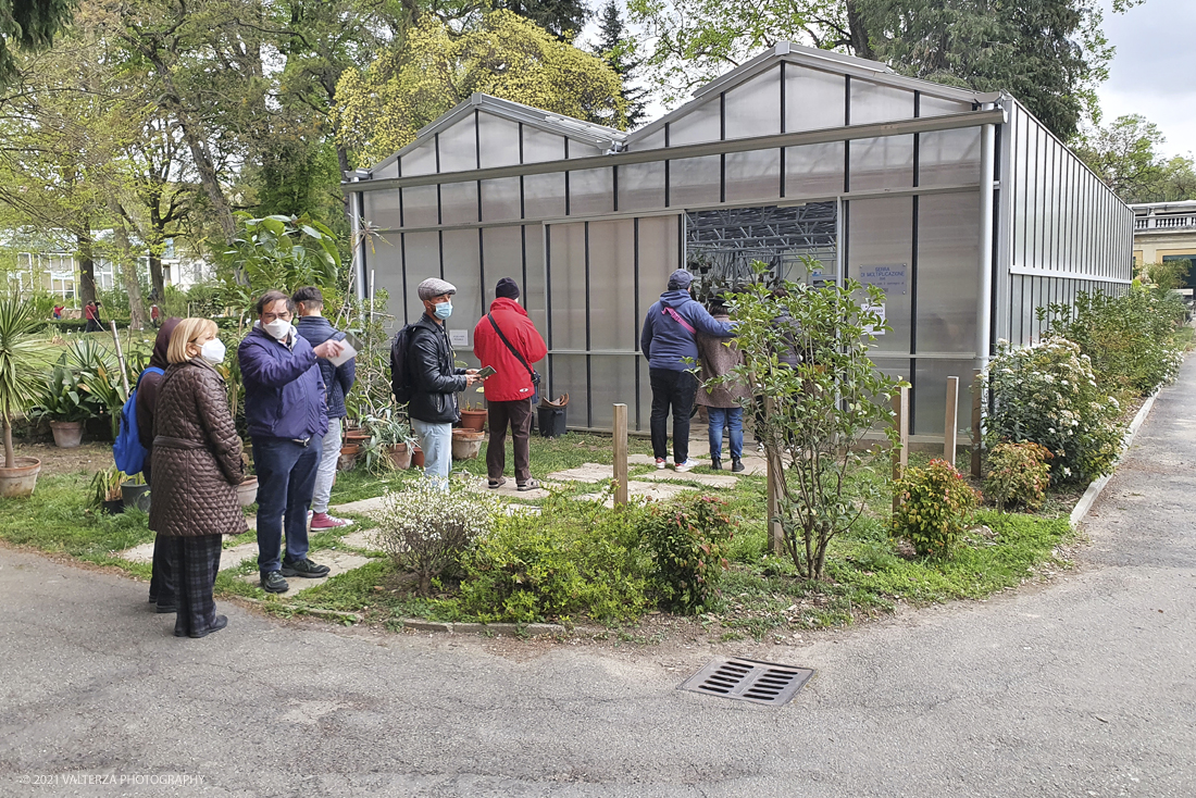 20210410_152803.jpg - Visita all'orto Botanico in occasione dell'apertura per la  Mostra mercato di piante riprodotte nell'Orto Botanico. Nella foto, ingresso alla grande serra della Mostra mercato.