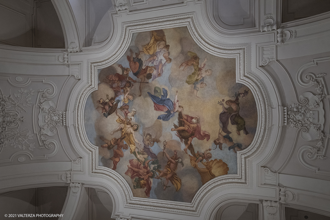 _DSF0903.jpg - 08/10/2021. Torino. La grande bellezza del secentesco Palazzo Perrone di San Martino, considerato dagli studiosi un unicum nel panorama dellâ€™architettura e delle arti figurative della cittÃ , si svela al pubblico grazie a un libro . Nella foto lo scalone di ingresso in via XX Settembre ,sulle pareti e sulla volta: affreschi strappati di Michele Antonio Milocco e stucchi della ditta Musso-Clemente