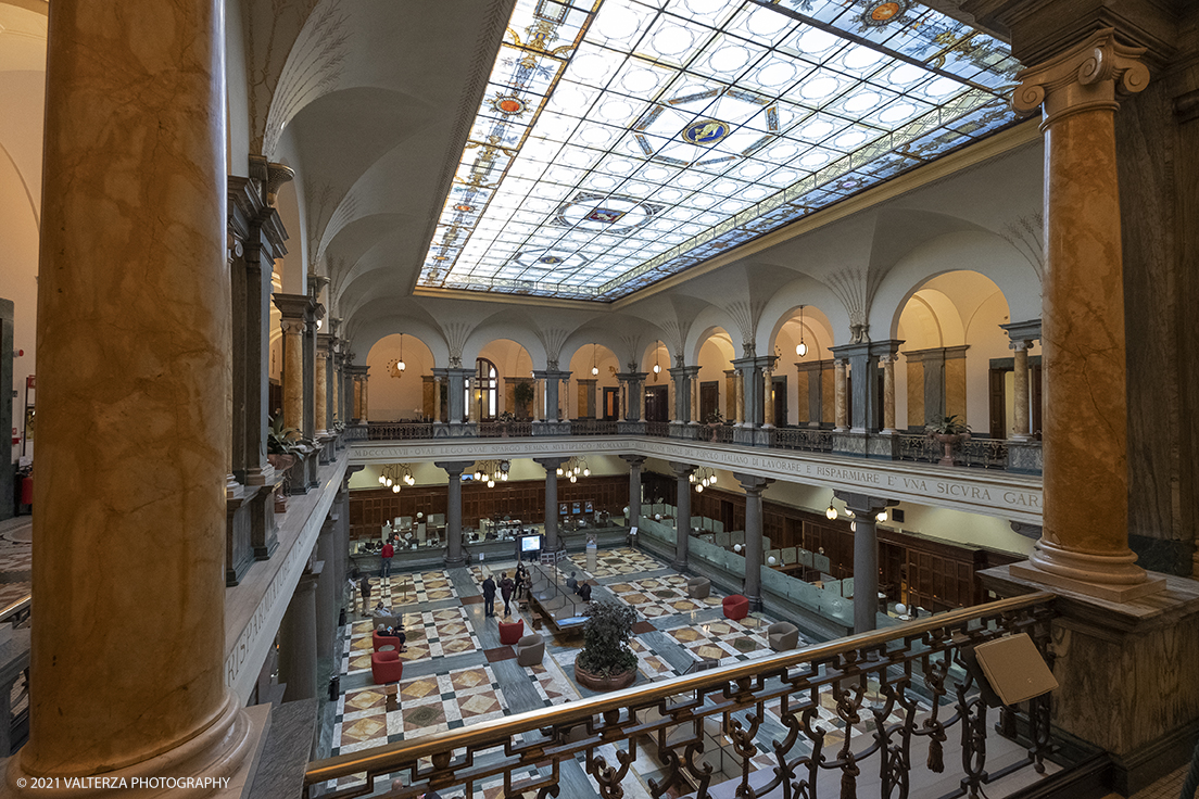 _DSF1039.jpg - 08/10/2021. Torino. La grande bellezza del secentesco Palazzo Perrone di San Martino, considerato dagli studiosi un unicum nel panorama dellâ€™architettura e delle arti figurative della cittÃ , si svela al pubblico grazie a un libro . Nella foto la balconata che dÃ  sul piano sottostante dove hanno sede li ufffici operativi della banca