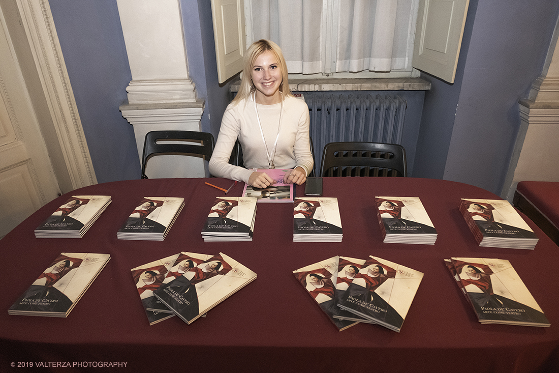 _DSF6875.jpg - 28-11-2019. Torino. Paola De' Cavero, giÃ  docente emerita di "Costume per lo spettaccolo" dell'accademia Albertina Ã¨ una personalitÃ  di assoluto rilievo del panorama dell'arte e della cultura nazionale. Nella foto il catalogo della mostra.