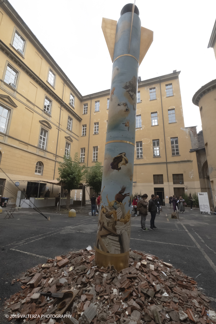 _DSF9628.jpg - 30/10/2019. Torino.  questâ€™anno la quarta fiera dâ€™arte contemporanea ha lanciato la call for artists â€œMultiversityâ€œ: stavolta lâ€™invito per gli artisti Ã¨ stato quello di interpretare la pluralitÃ  di mondi (immaginari o reali) e la moltiplicazione dei punti di vista attraverso il linguaggio dellâ€™Arte.Nella foto: per la sezione Think Big l'opera Honest Jon di Antonio Riello.