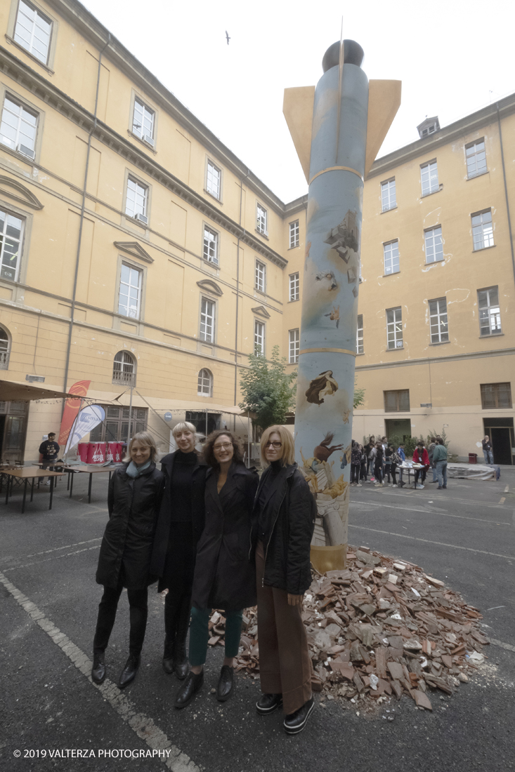 _DSF9637.jpg - 30/10/2019. Torino.  questâ€™anno la quarta fiera dâ€™arte contemporanea ha lanciato la call for artists â€œMultiversityâ€œ: stavolta lâ€™invito per gli artisti Ã¨ stato quello di interpretare la pluralitÃ  di mondi (immaginari o reali) e la moltiplicazione dei punti di vista attraverso il linguaggio dellâ€™Arte.Nella foto: foto di gruppo dei responsabili della mostra e rappresentanti delle istituzioni all'apertura della mostra. Al centro Francesca Canfora direttrice artistica della mostra e Francesca Leon assessore alla cultura del comune di Torino.