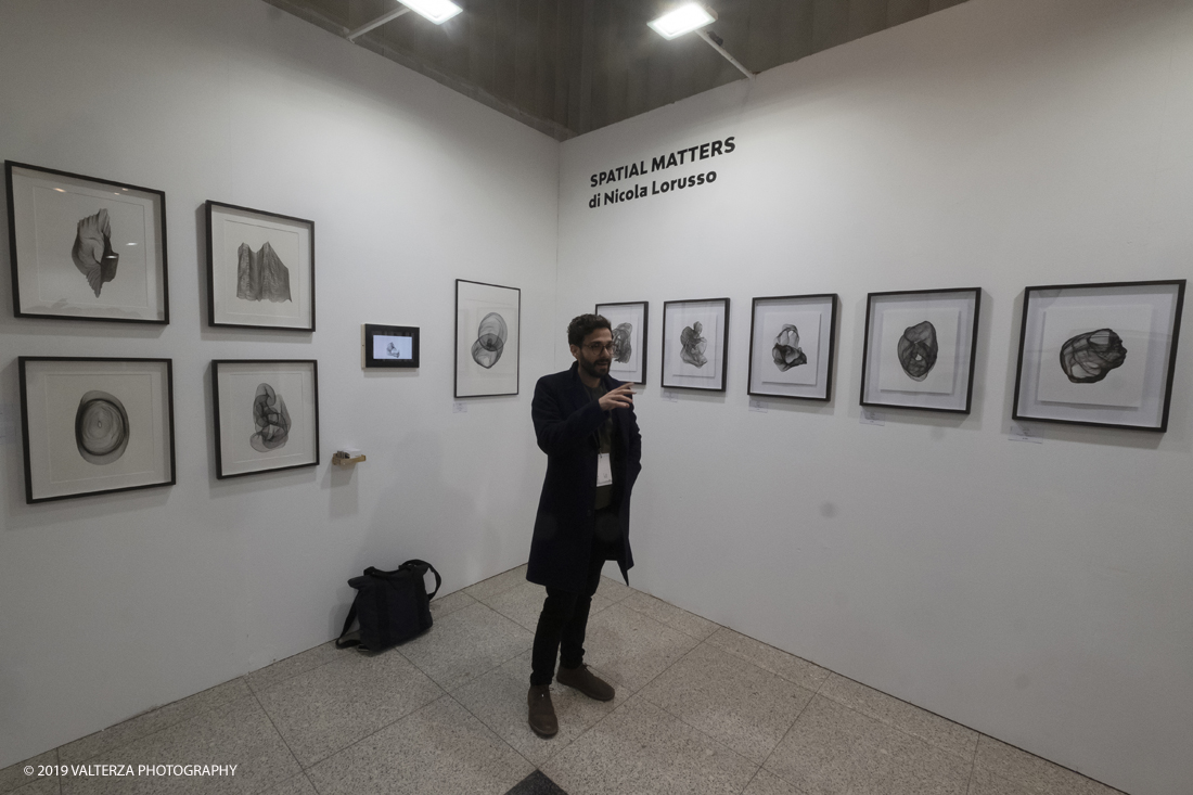 _DSF9747.jpg - 30/10/2019. Torino.  questâ€™anno la quarta fiera dâ€™arte contemporanea ha lanciato la call for artists â€œMultiversityâ€œ: stavolta lâ€™invito per gli artisti Ã¨ stato quello di interpretare la pluralitÃ  di mondi (immaginari o reali) e la moltiplicazione dei punti di vista attraverso il linguaggio dellâ€™Arte.Nella foto: l'autore delle opere del progetto Spatial Matters Nicola Lorusso spiega le tecniche realizzative.