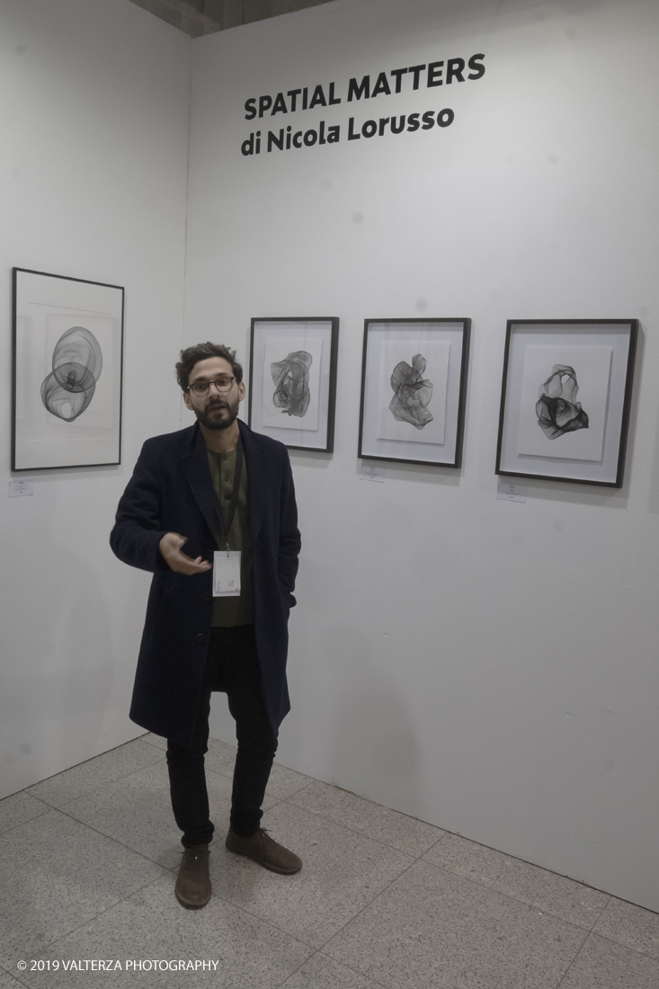 _DSF9751.jpg - 30/10/2019. Torino.  questâ€™anno la quarta fiera dâ€™arte contemporanea ha lanciato la call for artists â€œMultiversityâ€œ: stavolta lâ€™invito per gli artisti Ã¨ stato quello di interpretare la pluralitÃ  di mondi (immaginari o reali) e la moltiplicazione dei punti di vista attraverso il linguaggio dellâ€™Arte.Nella foto: l'autore delle opere del progetto Spatial Matters Nicola Lorusso spiega le tecniche realizzative.