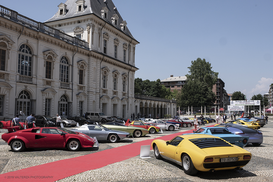 DSCF9609.jpg - 19/06/2019. Torino, apertura al Parco del Valentino dell'edizione record del Motor Show con la partecipazione di 54 brand e numerosi eventi dedicati al mondo dell'auto nell'arco di 5 giorni. Nella foto auto in mostra  nel cortile del castello del Valentino, cuore pulsante della manifestazione dove si susseguiranno diversi evnti nell'arco dei 5 giorni.