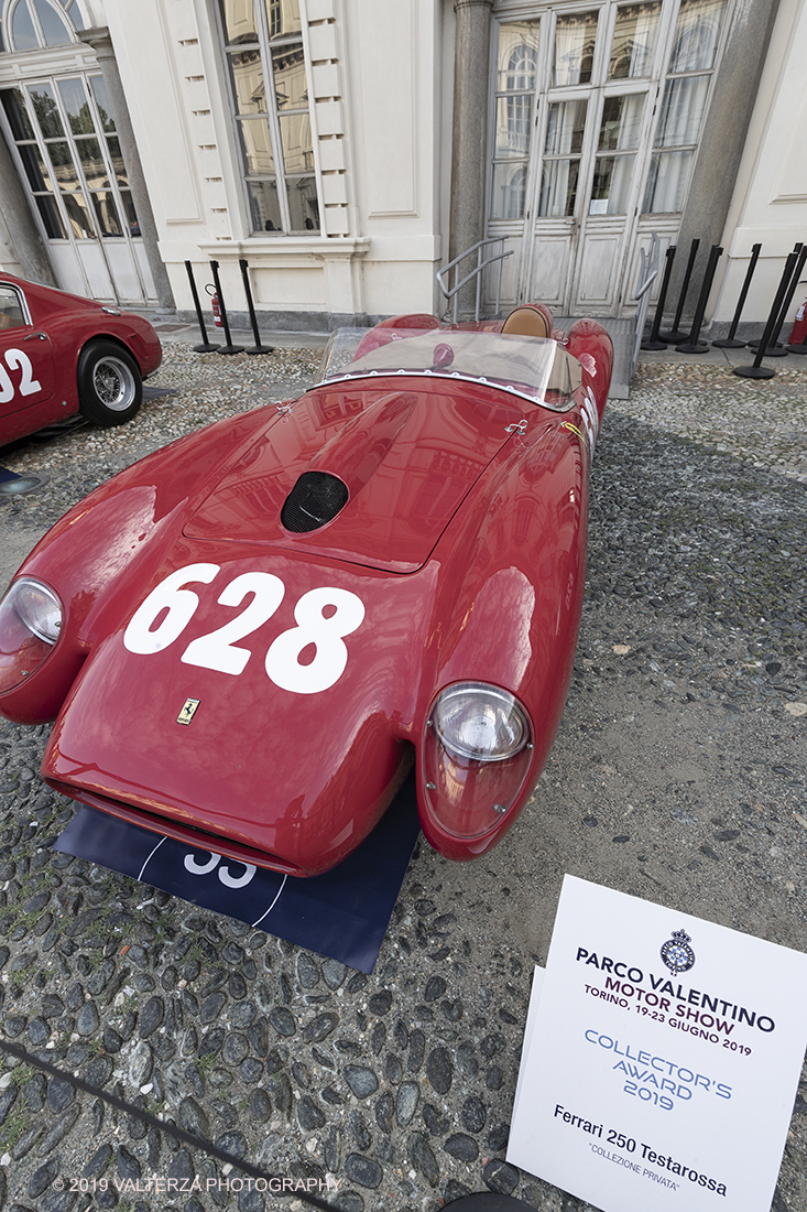 _G3I0222.jpg - 19/06/2019. Torino, apertura al Parco del Valentino dell'edizione record del Motor Show con la partecipazione di 54 brand e numerosi eventi dedicati al mondo dell'auto nell'arco di 5 giorni. Nella foto  una Ferrai 250 Testa Rossa in mostra nel cortile del castello del Valentino, cuore pulsante della manifestazione