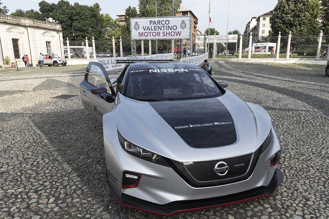 _G3I0256.jpg - 19/06/2019. Torino, apertura al Parco del Valentino dell'edizione record del Motor Show con la partecipazione di 54 brand e numerosi eventi dedicati al mondo dell'auto nell'arco di 5 giorni. Nella foto una Nissan Leaf Nismo RC in mostra nel cortile del castello del Valentino, cuore pulsante della manifestazione