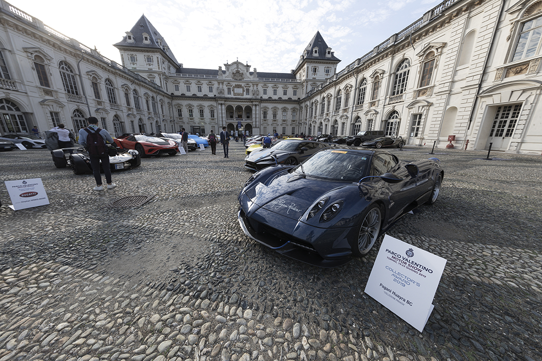 _G3I0266.jpg - 19/06/2019. Torino, apertura al Parco del Valentino dell'edizione record del Motor Show con la partecipazione di 54 brand e numerosi eventi dedicati al mondo dell'auto nell'arco di 5 giorni. Nella foto  auto in mostra  nel cortile del castello del Valentino, cuore pulsante della manifestazione dove si susseguiranno diversi evnti nell'arco dei 5 giorni.