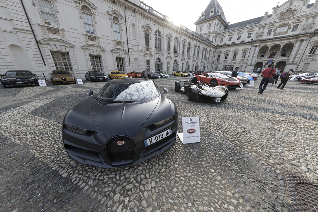 _G3I0270.jpg - 19/06/2019. Torino, apertura al Parco del Valentino dell'edizione record del Motor Show con la partecipazione di 54 brand e numerosi eventi dedicati al mondo dell'auto nell'arco di 5 giorni. Nella foto  auto in mostra  nel cortile del castello del Valentino, cuore pulsante della manifestazione dove si susseguiranno diversi evnti nell'arco dei 5 giorni.