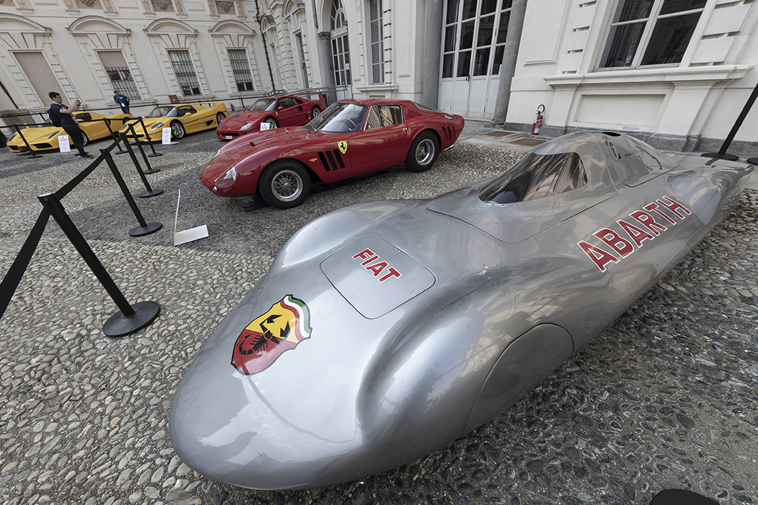 _G3I0392.jpg - 19/06/2019. Torino, apertura al Parco del Valentino dell'edizione record del Motor Show con la partecipazione di 54 brand e numerosi eventi dedicati al mondo dell'auto nell'arco di 5 giorni. Nella foto  auto in mostra  nel cortile del castello del Valentino, cuore pulsante della manifestazione dove si susseguiranno diversi evnti nell'arco dei 5 giorni.