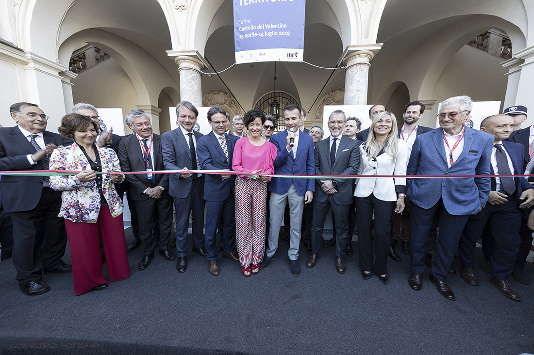 _G3I0551.jpg - 19/06/2019. Torino, apertura al Parco del Valentino dell'edizione record del Motor Show con la partecipazione di 54 brand e numerosi eventi dedicati al mondo dell'auto nell'arco di 5 giorni. Nella foto l'assessore all'innovazione del comune di Torino Paola Pisano, taglia in nastro inaugurale del "Parco Valentino Motor Show" affiancata dall' ing Andrea Levy creatore dell'evento ed attorniata da numerosi esponenti dell'imprenditoria torinese e di varie associazioni dell'auto.