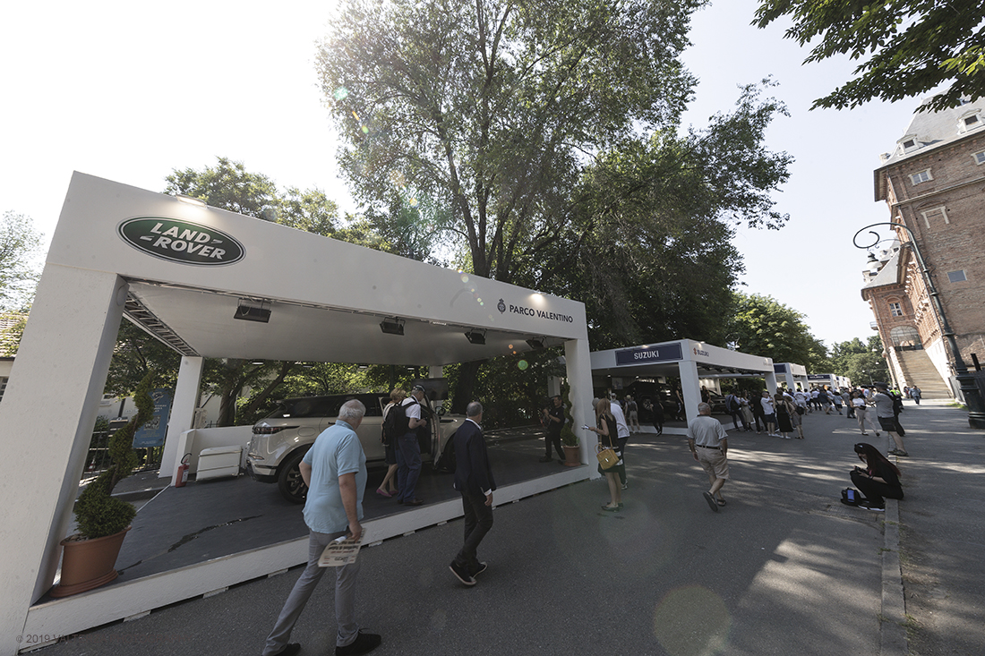 _G3I0660.jpg - 19/06/2019. Torino, apertura al Parco del Valentino dell'edizione record del Motor Show con la partecipazione di 54 brand e numerosi eventi dedicati al mondo dell'auto nell'arco di 5 giorni. Nella foto gli stands di varie marche in Viale Virgilio immersi nel verde del Parco Valentino lungo il Po