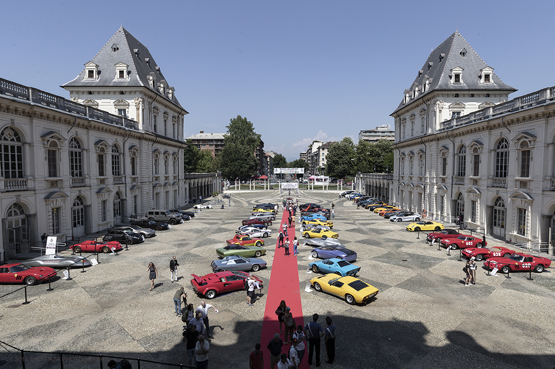 _G3I0884.jpg - 19/06/2019. Torino, apertura al Parco del Valentino dell'edizione record del Motor Show con la partecipazione di 54 brand e numerosi eventi dedicati al mondo dell'auto nell'arco di 5 giorni. Nella foto  auto in mostra  nel cortile del castello del Valentino, cuore pulsante della manifestazione dove si susseguiranno diversi evnti nell'arco dei 5 giorni.