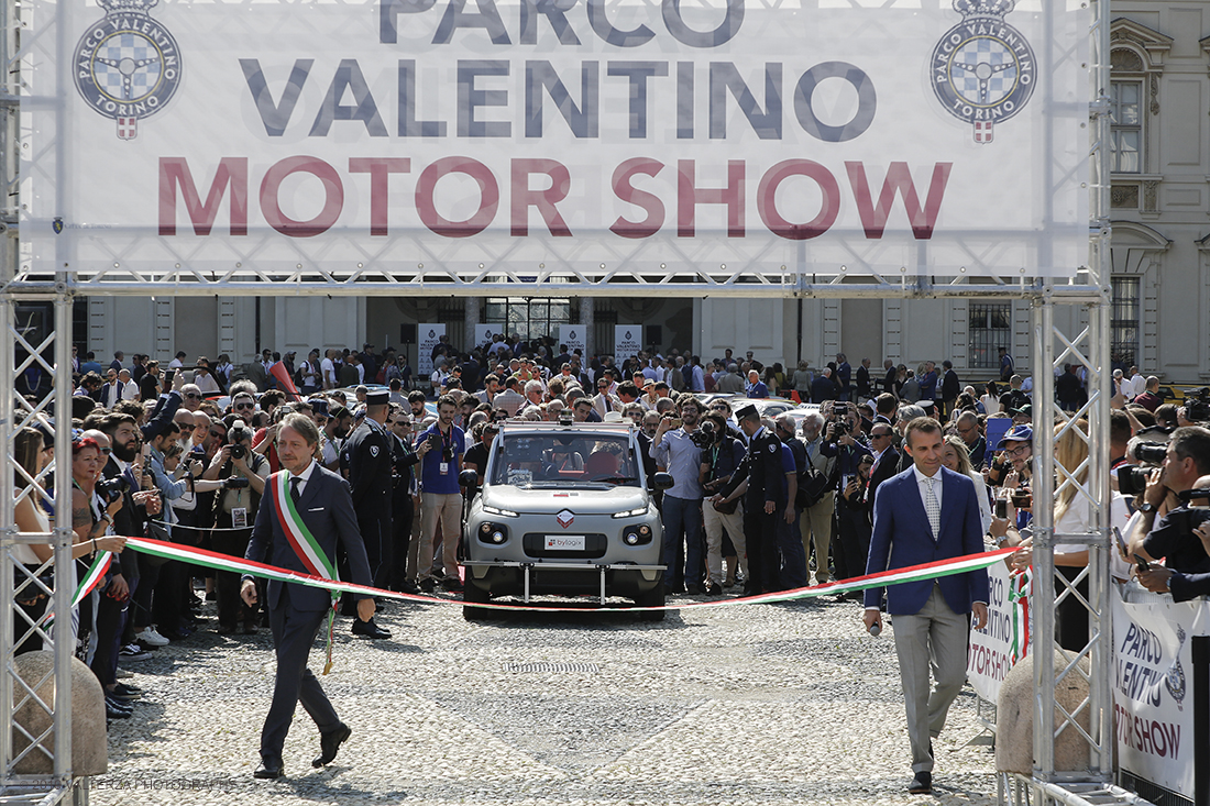 _X9B6905.jpg - 19/06/2019. Torino, apertura al Parco del Valentino dell'edizione record del Motor Show con la partecipazione di 54 brand e numerosi eventi dedicati al mondo dell'auto nell'arco di 5 giorni. Nella foto la cerimonia del taglio del nastro ripetuta e realizzata ad opera di una vettura a guida autonoma, prima volta in assoluto.