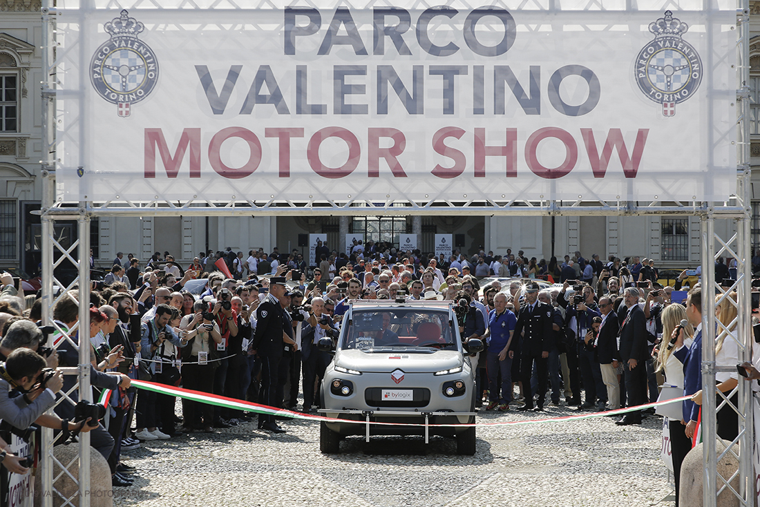 _X9B6913.jpg - 19/06/2019. Torino, apertura al Parco del Valentino dell'edizione record del Motor Show con la partecipazione di 54 brand e numerosi eventi dedicati al mondo dell'auto nell'arco di 5 giorni. Nella foto la cerimonia del taglio del nastro ripetuta e realizzata ad opera di una vettura a guida autonoma, prima volta in assoluto.