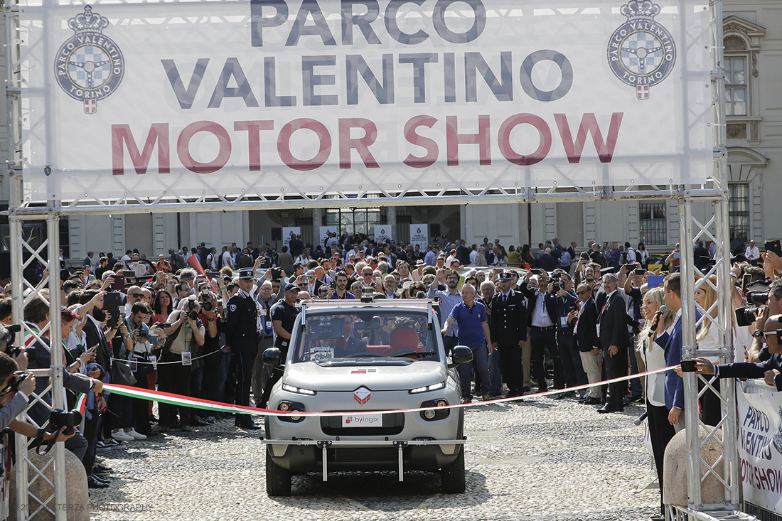 _X9B6919.jpg - 19/06/2019. Torino, apertura al Parco del Valentino dell'edizione record del Motor Show con la partecipazione di 54 brand e numerosi eventi dedicati al mondo dell'auto nell'arco di 5 giorni. Nella foto la cerimonia del taglio del nastro ripetuta e realizzata ad opera di una vettura a guida autonoma, prima volta in assoluto.