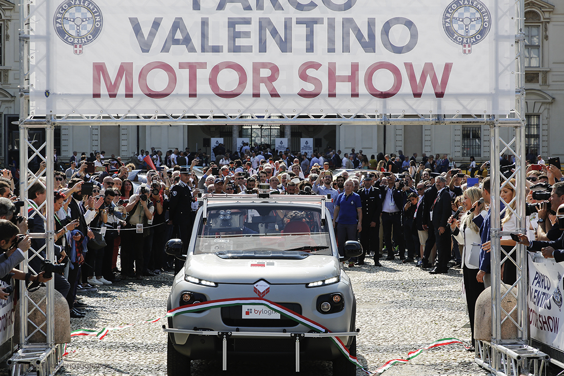 _X9B6925.jpg - 19/06/2019. Torino, apertura al Parco del Valentino dell'edizione record del Motor Show con la partecipazione di 54 brand e numerosi eventi dedicati al mondo dell'auto nell'arco di 5 giorni. Nella foto la cerimonia del taglio del nastro ripetuta e realizzata ad opera di una vettura a guida autonoma, prima volta in assoluto.