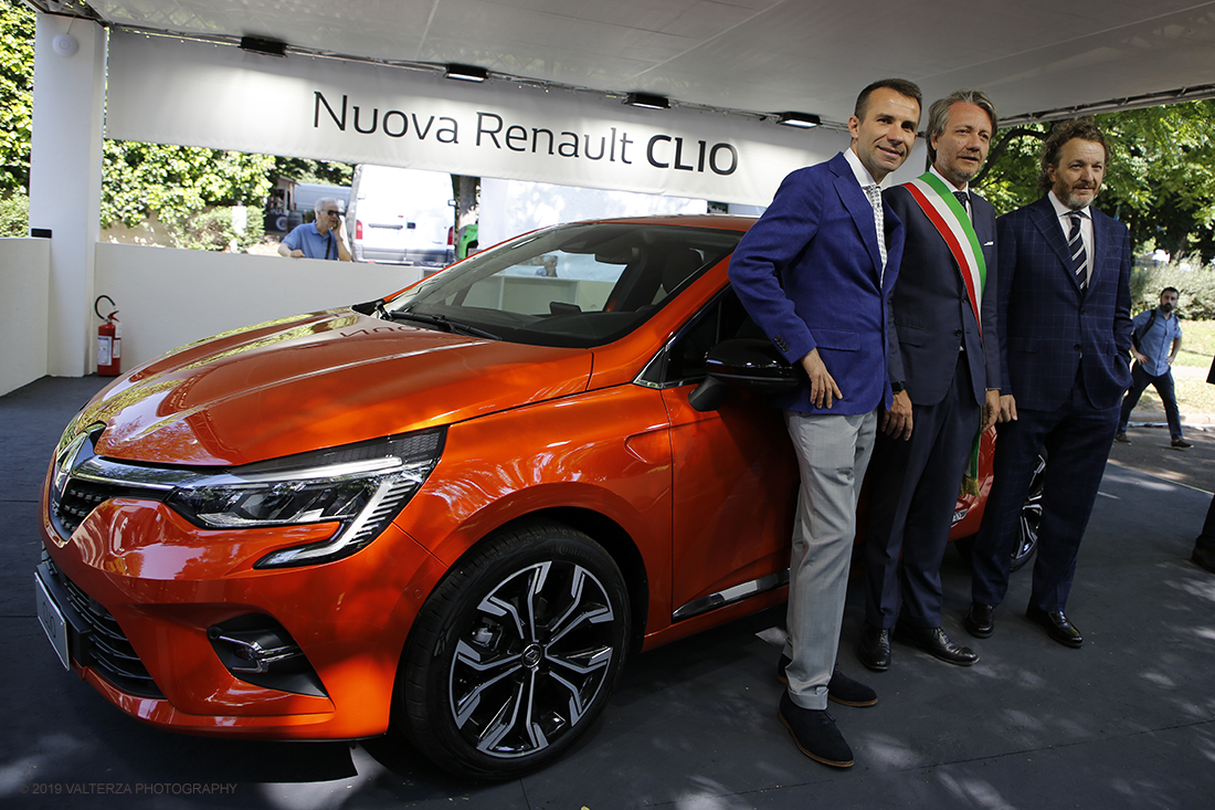 _X9B7016.jpg - 19/06/2019. Torino, apertura al Parco del Valentino dell'edizione record del Motor Show con la partecipazione di 54 brand e numerosi eventi dedicati al mondo dell'auto nell'arco di 5 giorni. Nella foto l'ing Andrea Levi creatore del Salone e l'assessore Alberto Sacco in visita allo stand Renault