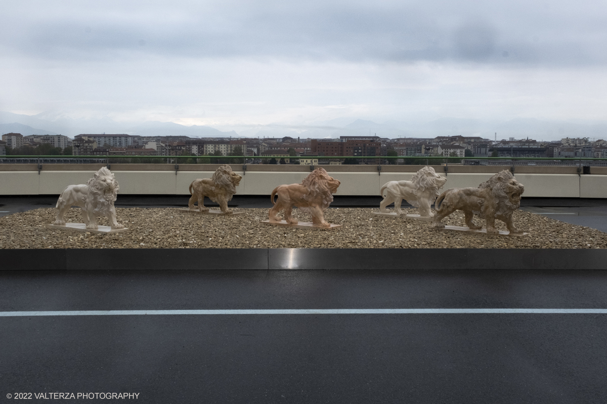 _DSF5297.jpg - 01/11/2022. Torino. La Performance All Fours. Sulla pista 500 del Lingotto, ad ogni ora, a partire dalle 16,30 si effettua la performance di Nina Beier e Bob Kil. I cinque leoni di marmo distesi della scultura The guardians di NIna Beier vengono portati in posizione eretta e cavalcati silenziosamente dalle cinque performer Brianda Carreras, Bob Kil, Sara Leghissa, Giorgia Ohanesian Nardin, Franca Pagliassotto, Valerie Tameu. Questo fino al 6 di Novembre.Nella foto Lâ€™installazione The Guardians di Nina Beier con i leoni in posizione eretta