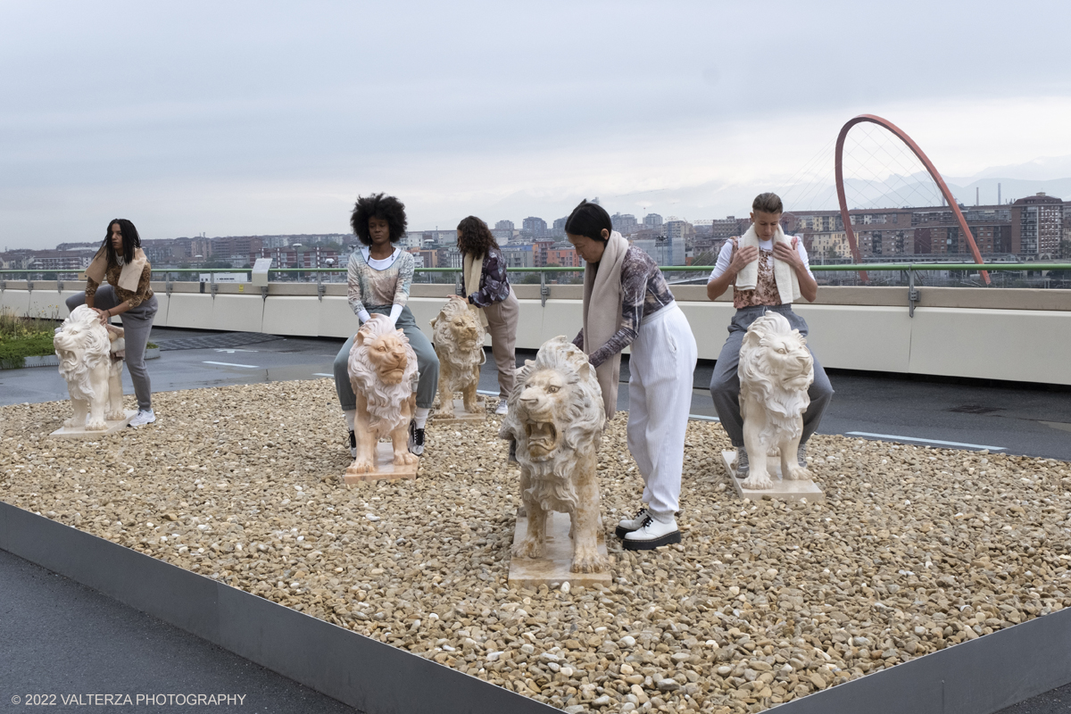 _DSF5328.jpg - 01/11/2022. Torino. La Performance All Fours. Sulla pista 500 del Lingotto, ad ogni ora, a partire dalle 16,30 si effettua la performance di Nina Beier e Bob Kil. I cinque leoni di marmo distesi della scultura The guardians di NIna Beier vengono portati in posizione eretta e cavalcati silenziosamente dalle cinque performer Brianda Carreras, Bob Kil, Sara Leghissa, Giorgia Ohanesian Nardin, Franca Pagliassotto, Valerie Tameu. Questo fino al 6 di Novembre.Nella foto preparazione della performance