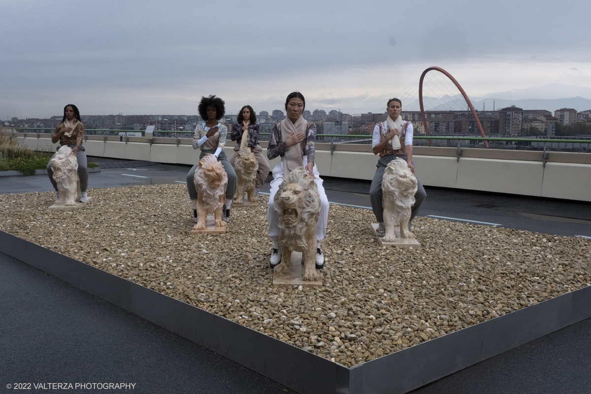 _DSF5348.jpg - 01/11/2022. Torino. La Performance All Fours. Sulla pista 500 del Lingotto, ad ogni ora, a partire dalle 16,30 si effettua la performance di Nina Beier e Bob Kil. I cinque leoni di marmo distesi della scultura The guardians di NIna Beier vengono portati in posizione eretta e cavalcati silenziosamente dalle cinque performer Brianda Carreras, Bob Kil, Sara Leghissa, Giorgia Ohanesian Nardin, Franca Pagliassotto, Valerie Tameu. Questo fino al 6 di Novembre.Nella foto un momento della performance