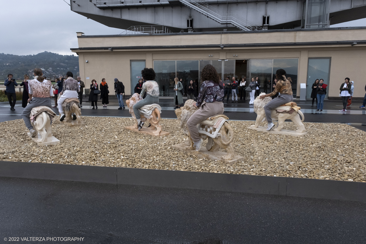 _DSF5358.jpg - 01/11/2022. Torino. La Performance All Fours. Sulla pista 500 del Lingotto, ad ogni ora, a partire dalle 16,30 si effettua la performance di Nina Beier e Bob Kil. I cinque leoni di marmo distesi della scultura The guardians di NIna Beier vengono portati in posizione eretta e cavalcati silenziosamente dalle cinque performer Brianda Carreras, Bob Kil, Sara Leghissa, Giorgia Ohanesian Nardin, Franca Pagliassotto, Valerie Tameu. Questo fino al 6 di Novembre.Nella foto un momento della performance