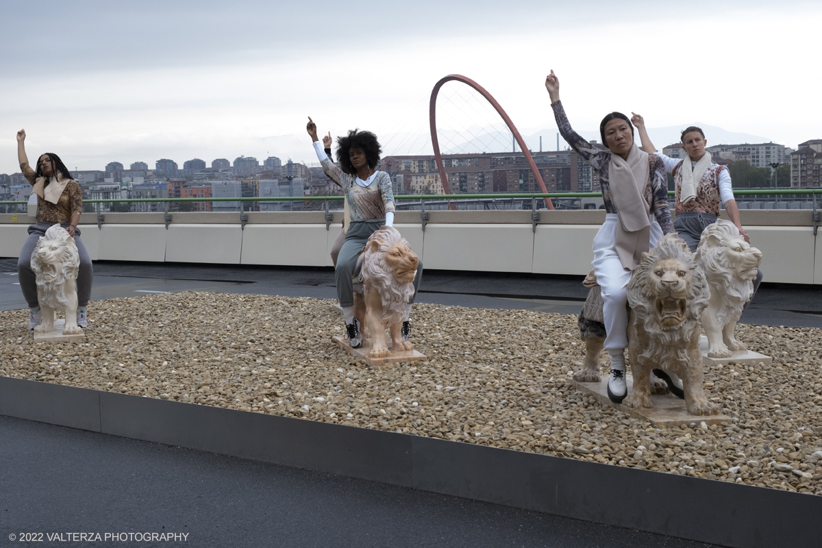 _DSF5410.jpg - 01/11/2022. Torino. La Performance All Fours. Sulla pista 500 del Lingotto, ad ogni ora, a partire dalle 16,30 si effettua la performance di Nina Beier e Bob Kil. I cinque leoni di marmo distesi della scultura The guardians di NIna Beier vengono portati in posizione eretta e cavalcati silenziosamente dalle cinque performer Brianda Carreras, Bob Kil, Sara Leghissa, Giorgia Ohanesian Nardin, Franca Pagliassotto, Valerie Tameu. Questo fino al 6 di Novembre.Nella foto un momento della performance