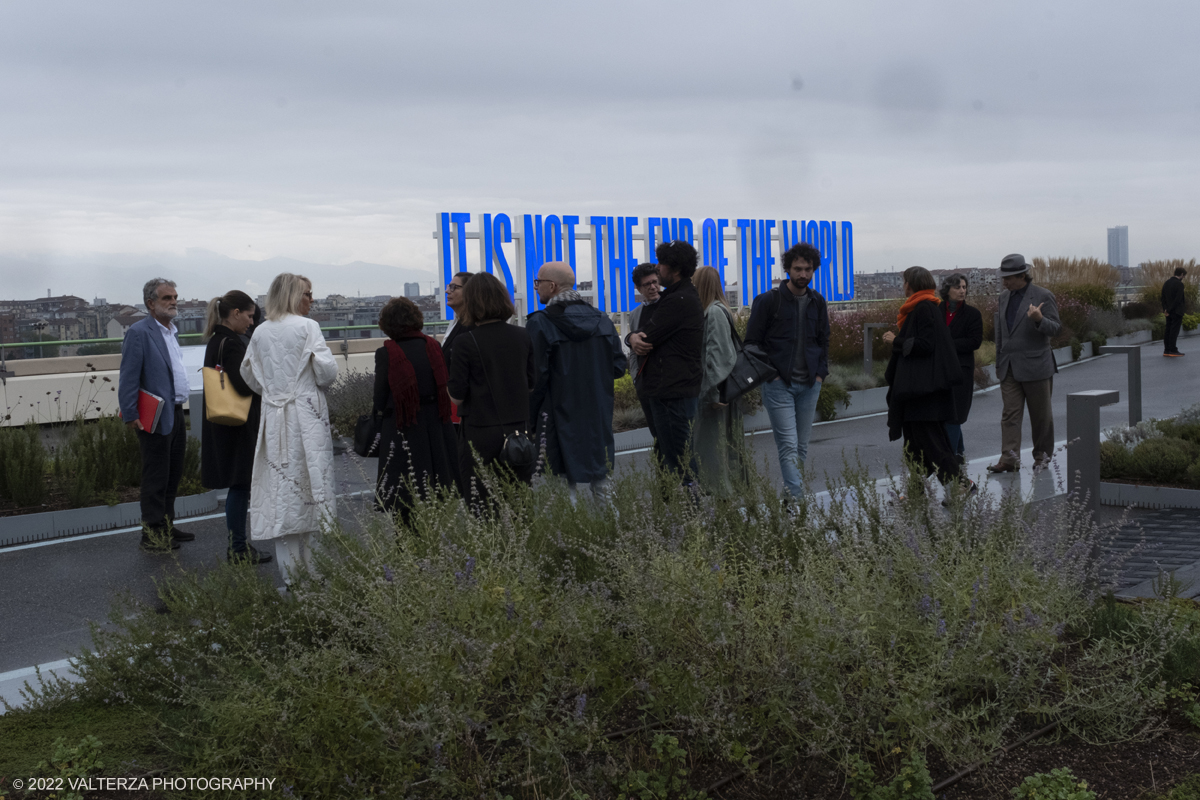 _DSF5553.jpg - 01/11/2022. Torino.  Sull'iconica Pista 500 , arrivano quattro nuove installazioni di Liam Gillick, Marco Giordano, Nan Goldin e Superflex, che arricchiscono il progetto artistico a cura di Sarah Cosulich e Lucrezia CalabrÃ² Visconti. Nella foto visita guidata alle installazioni sulla pista 500