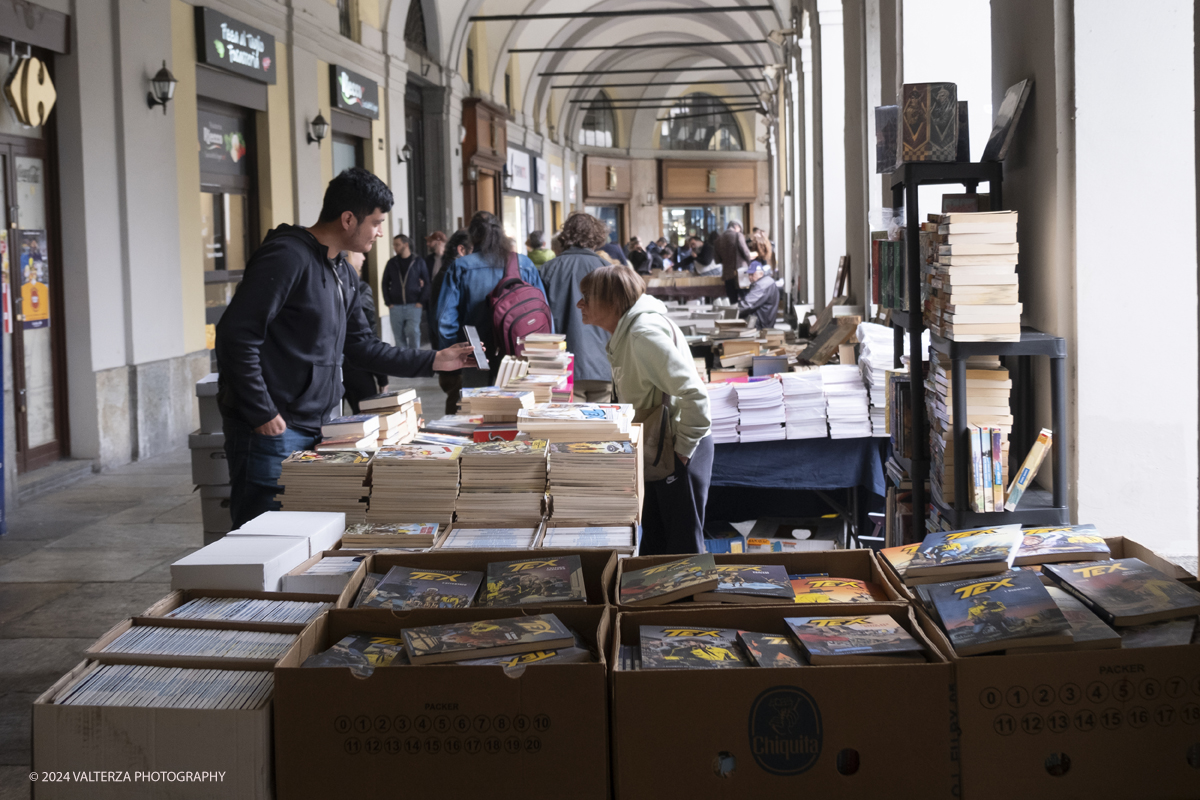 _DSF0013.jpg - 12/10/2024. Torino. A Torino la cultura Ã¨ una passeggiata. Torna la libreria all'aperto piÃ¹ lunga del mondo sotto i portici di Via Roma, da Piazza Castello a Piazza Carlo Felice. Nella foto il centro di Torino trasformato in una enorme libreria