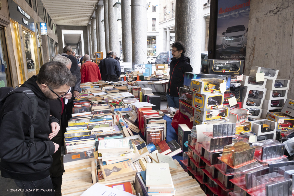 _DSF0073.jpg - 12/10/2024. Torino. A Torino la cultura Ã¨ una passeggiata. Torna la libreria all'aperto piÃ¹ lunga del mondo sotto i portici di Via Roma, da Piazza Castello a Piazza Carlo Felice. Nella foto il centro di Torino trasformato in una enorme libreria