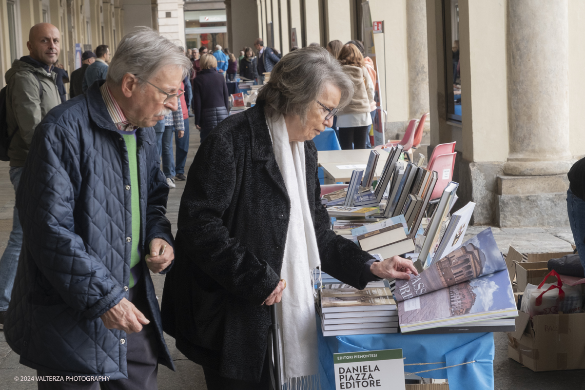 _DSF0218.jpg - 12/10/2024. Torino. A Torino la cultura Ã¨ una passeggiata. Torna la libreria all'aperto piÃ¹ lunga del mondo sotto i portici di Via Roma, da Piazza Castello a Piazza Carlo Felice. Nella foto il centro di Torino trasformato in una enorme libreria