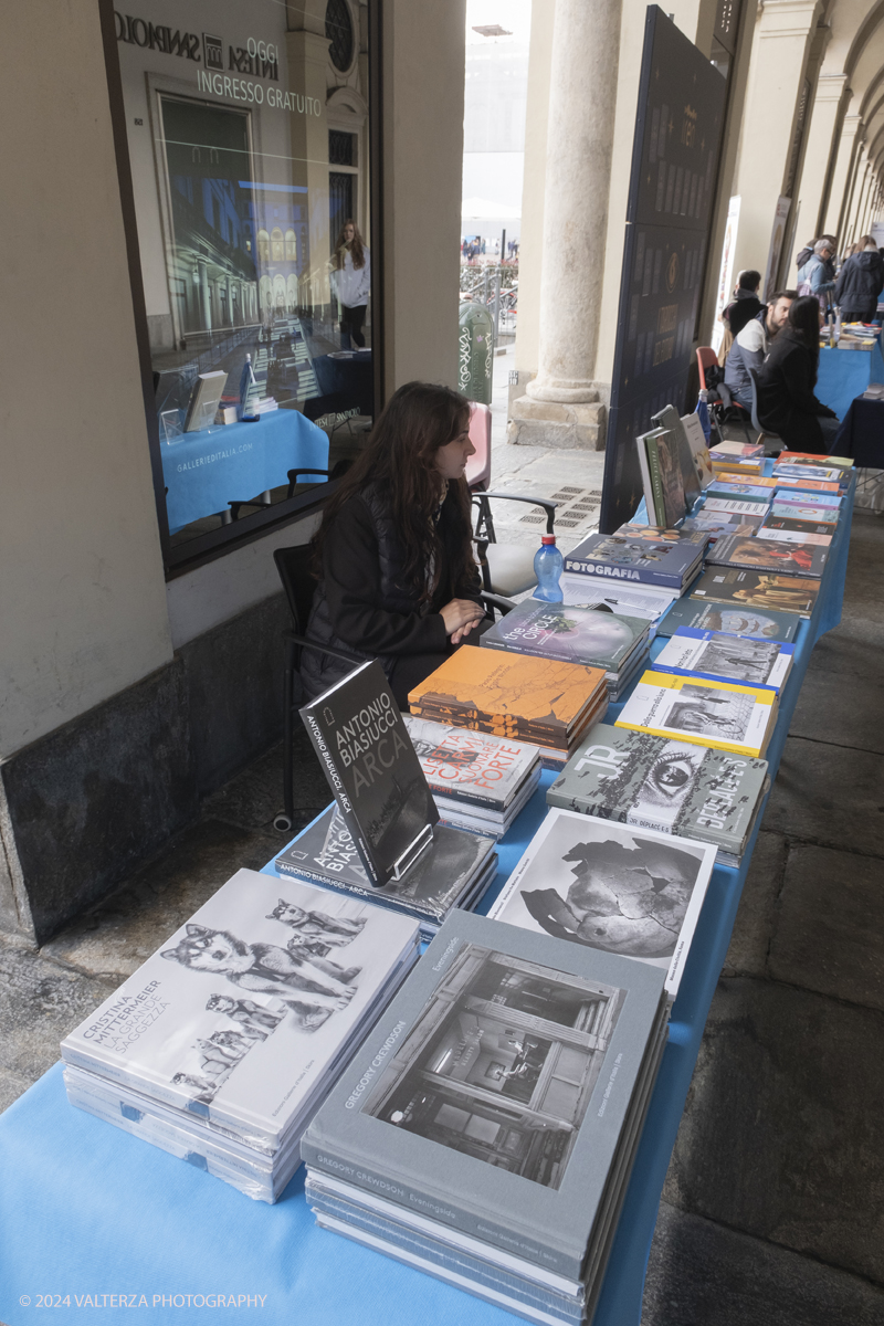 _DSF0242.jpg - 12/10/2024. Torino. A Torino la cultura Ã¨ una passeggiata. Torna la libreria all'aperto piÃ¹ lunga del mondo sotto i portici di Via Roma, da Piazza Castello a Piazza Carlo Felice. Nella foto il centro di Torino trasformato in una enorme libreria