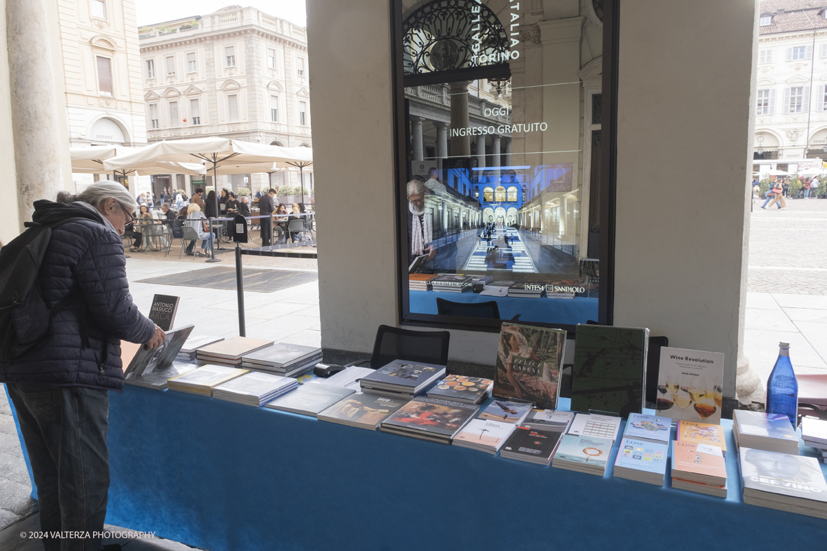 _DSF0245.jpg - 12/10/2024. Torino. A Torino la cultura Ã¨ una passeggiata. Torna la libreria all'aperto piÃ¹ lunga del mondo sotto i portici di Via Roma, da Piazza Castello a Piazza Carlo Felice. Nella foto il centro di Torino trasformato in una enorme libreria