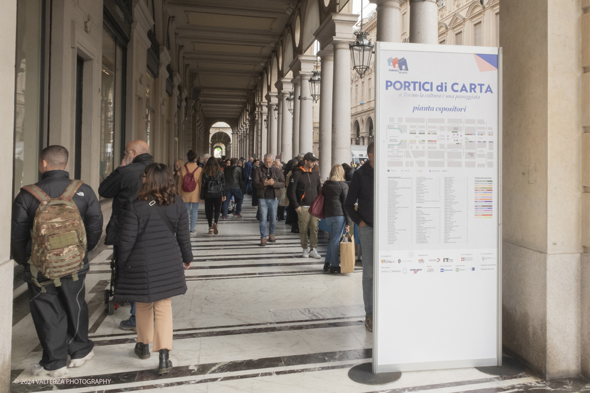 _DSF0402.jpg - 12/10/2024. Torino. A Torino la cultura Ã¨ una passeggiata. Torna la libreria all'aperto piÃ¹ lunga del mondo sotto i portici di Via Roma, da Piazza Castello a Piazza Carlo Felice. Nella foto il centro di Torino trasformato in una enorme libreria