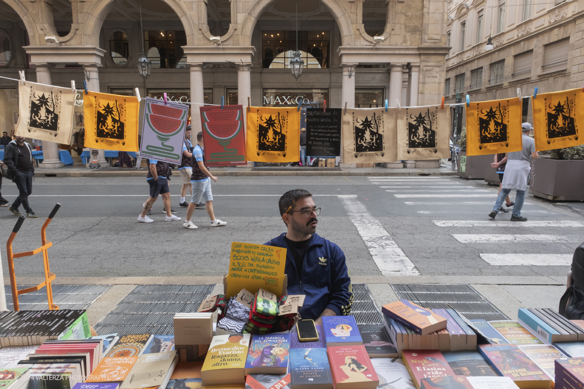 _DSF0443.jpg - 12/10/2024. Torino. A Torino la cultura Ã¨ una passeggiata. Torna la libreria all'aperto piÃ¹ lunga del mondo sotto i portici di Via Roma, da Piazza Castello a Piazza Carlo Felice. Nella foto il centro di Torino trasformato in una enorme libreria