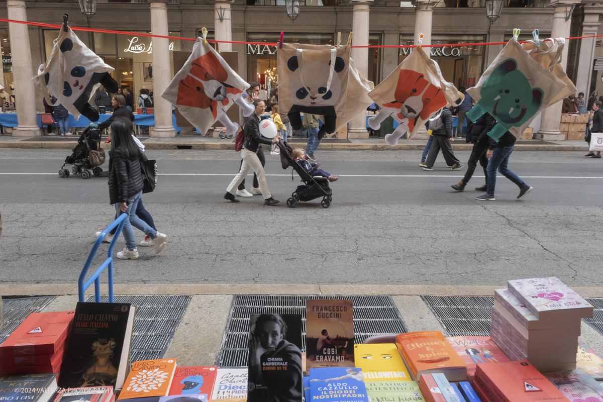 _DSF0449.jpg - 12/10/2024. Torino. A Torino la cultura Ã¨ una passeggiata. Torna la libreria all'aperto piÃ¹ lunga del mondo sotto i portici di Via Roma, da Piazza Castello a Piazza Carlo Felice. Nella foto il centro di Torino trasformato in una enorme libreria