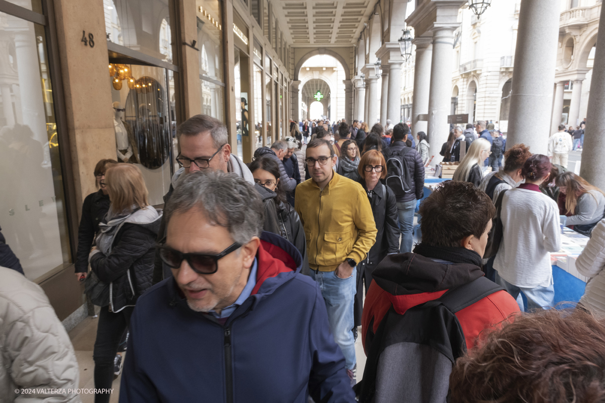 _DSF0462.jpg - 12/10/2024. Torino. A Torino la cultura Ã¨ una passeggiata. Torna la libreria all'aperto piÃ¹ lunga del mondo sotto i portici di Via Roma, da Piazza Castello a Piazza Carlo Felice. Nella foto il centro di Torino trasformato in una enorme libreria