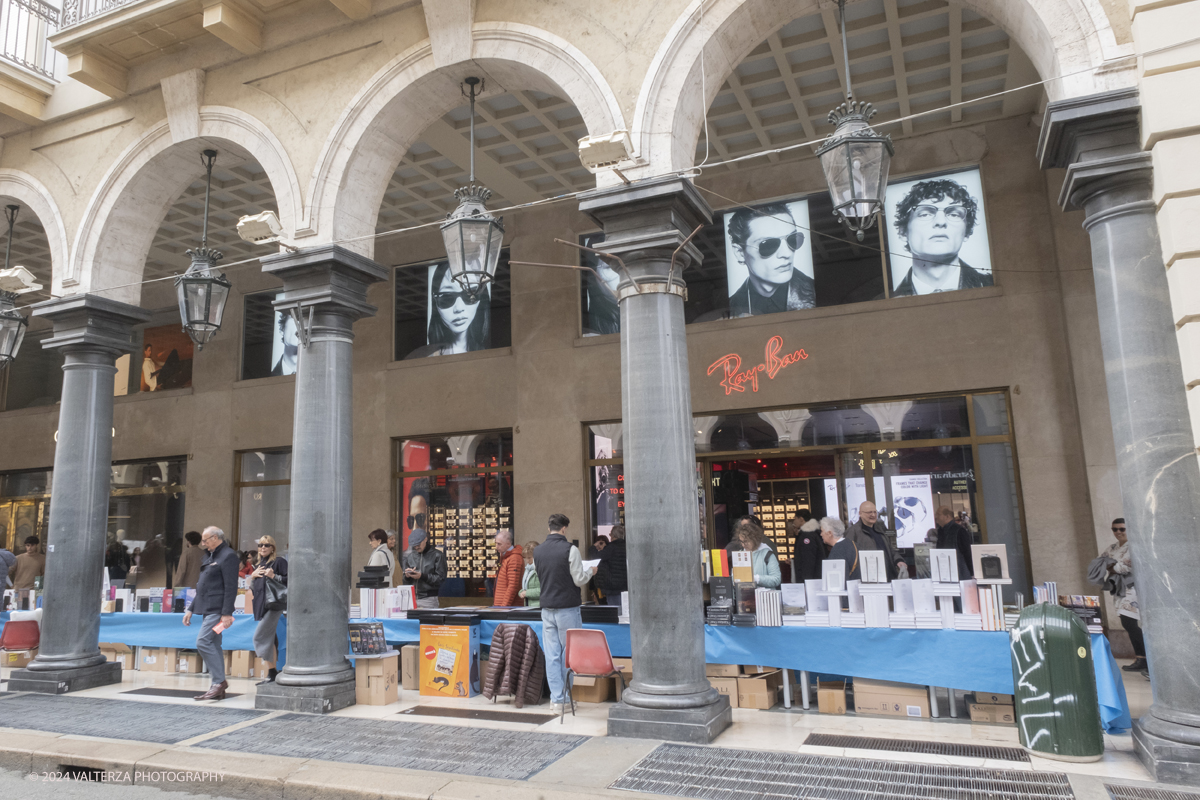 _DSF0473.jpg - 12/10/2024. Torino. A Torino la cultura Ã¨ una passeggiata. Torna la libreria all'aperto piÃ¹ lunga del mondo sotto i portici di Via Roma, da Piazza Castello a Piazza Carlo Felice. Nella foto il centro di Torino trasformato in una enorme libreria