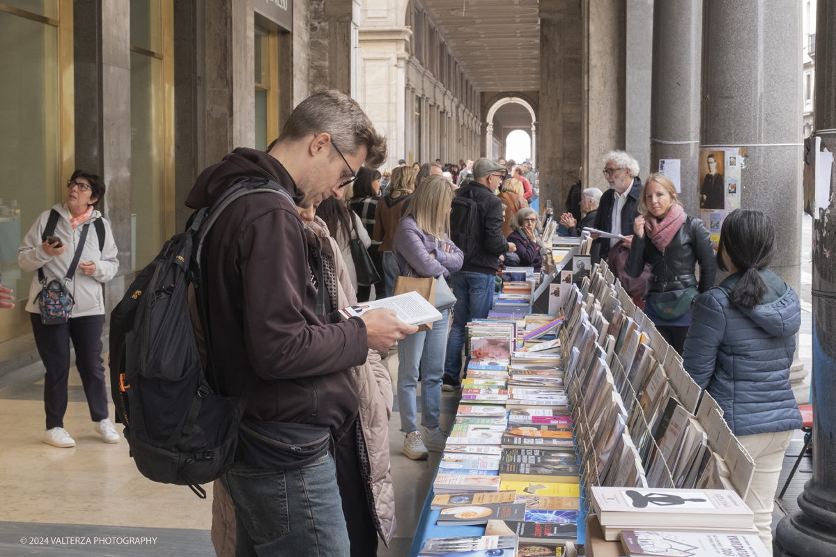 _DSF0484.jpg - 12/10/2024. Torino. A Torino la cultura Ã¨ una passeggiata. Torna la libreria all'aperto piÃ¹ lunga del mondo sotto i portici di Via Roma, da Piazza Castello a Piazza Carlo Felice. Nella foto il centro di Torino trasformato in una enorme libreria