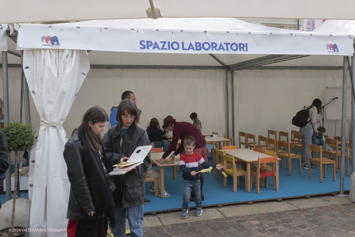 _DSF0625.jpg - 12/10/2024. Torino. A Torino la cultura Ã¨ una passeggiata. Torna la libreria all'aperto piÃ¹ lunga del mondo sotto i portici di Via Roma, da Piazza Castello a Piazza Carlo Felice. Nella foto attivitÃ  varie dell'evento in Piazzaa San Carlo