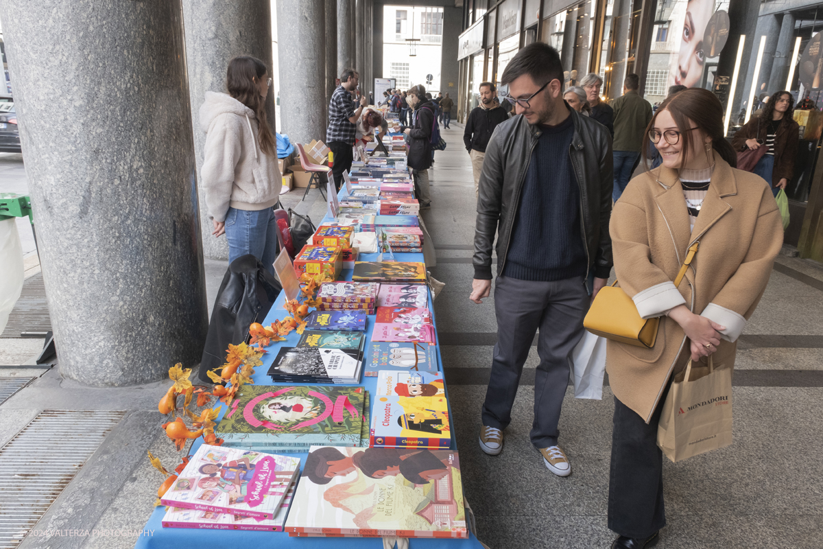 _DSF0686.jpg - 12/10/2024. Torino. A Torino la cultura Ã¨ una passeggiata. Torna la libreria all'aperto piÃ¹ lunga del mondo sotto i portici di Via Roma, da Piazza Castello a Piazza Carlo Felice. Nella foto il centro di Torino trasformato in una enorme libreria