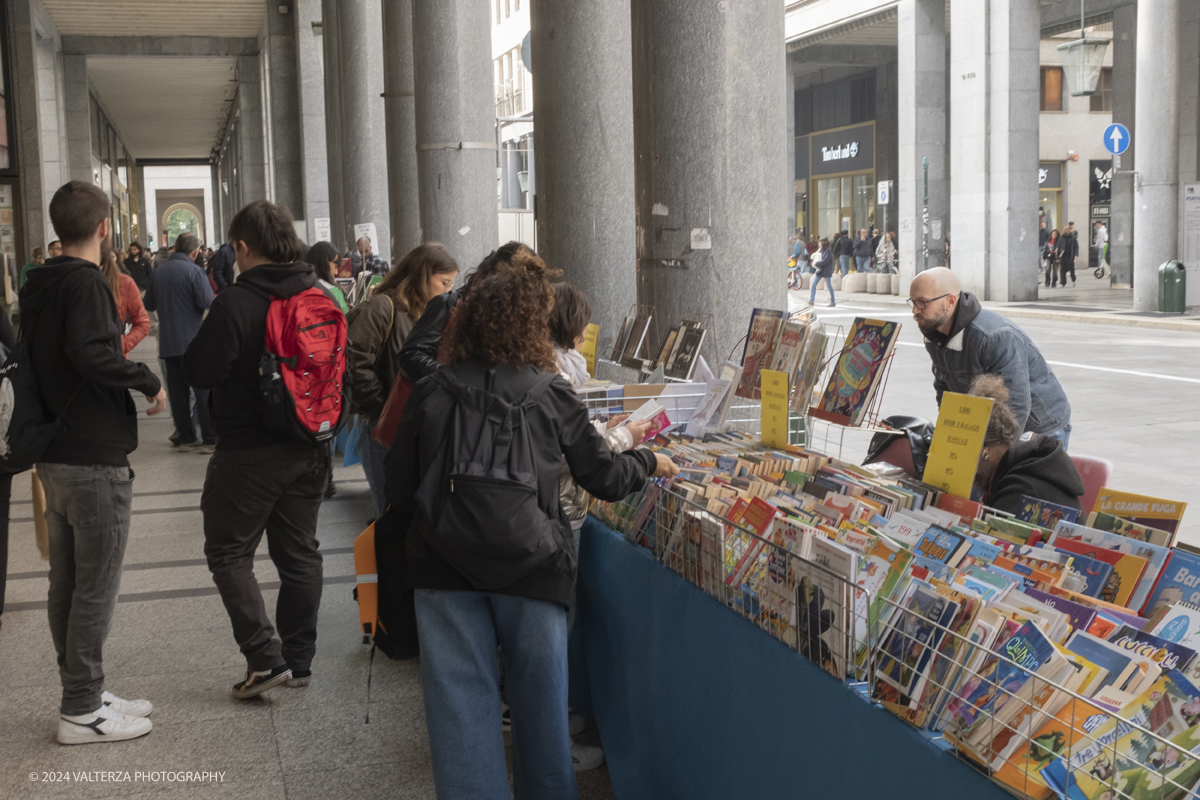 _DSF0702.jpg - 12/10/2024. Torino. A Torino la cultura Ã¨ una passeggiata. Torna la libreria all'aperto piÃ¹ lunga del mondo sotto i portici di Via Roma, da Piazza Castello a Piazza Carlo Felice. Nella foto il centro di Torino trasformato in una enorme libreria